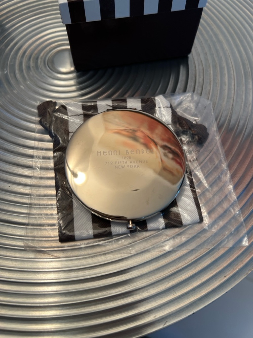 HENRI BENDEL NWOT SIGNATURE COMPACT MIRROR - Picture 4 of 8